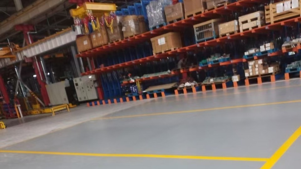 ?AGV機器人區地坪漆怎么選?富萊德環氧地坪漆為制造業與物流倉儲打造“黃金跑道”