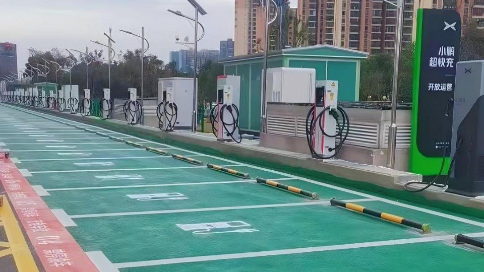 彩色車位引領潮流，富萊德瀝青改色涂料，打造耐用彩色車位