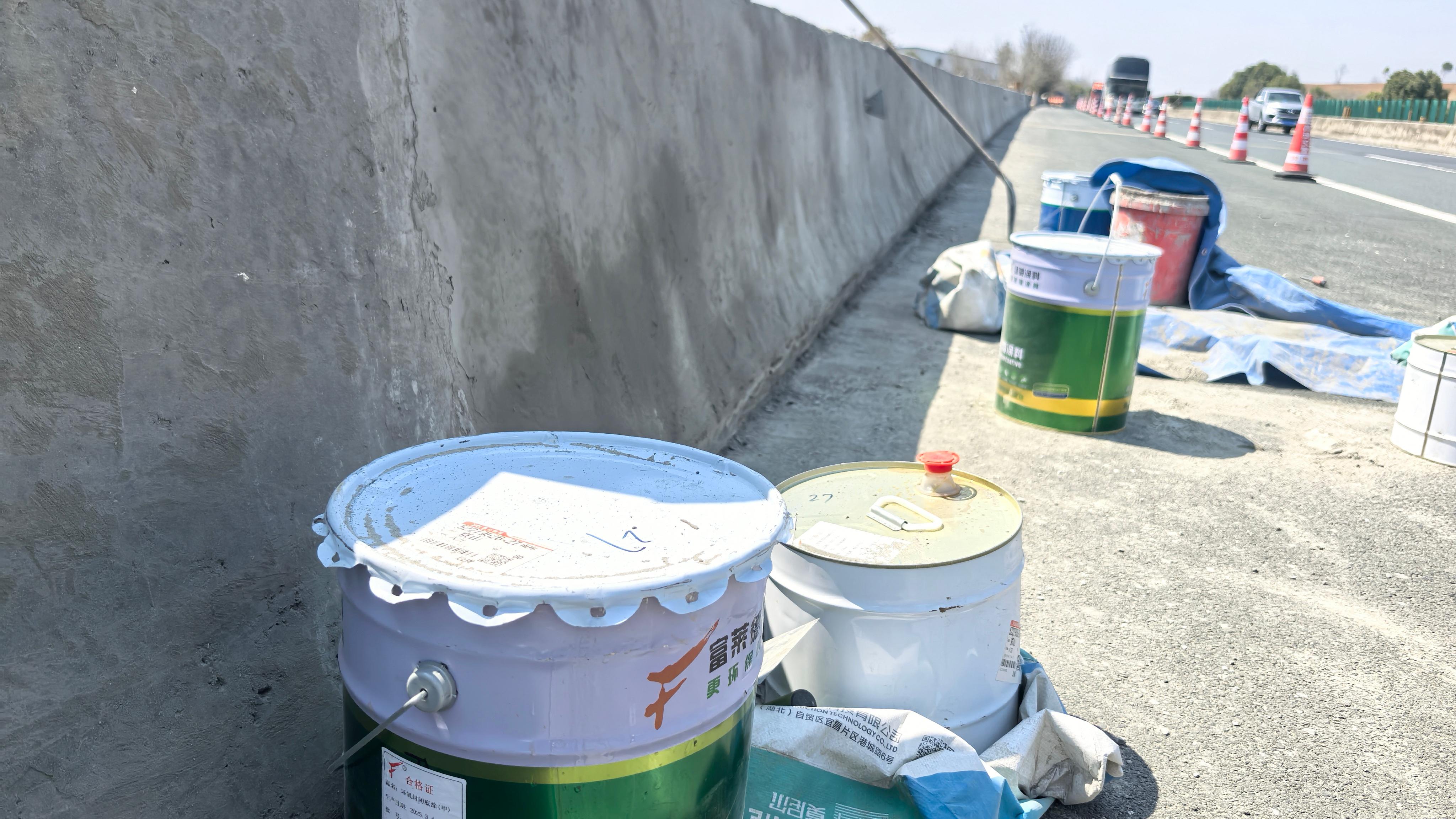 某高速護欄修復現(xiàn)場，富萊德涂料展現(xiàn)專業(yè)力量