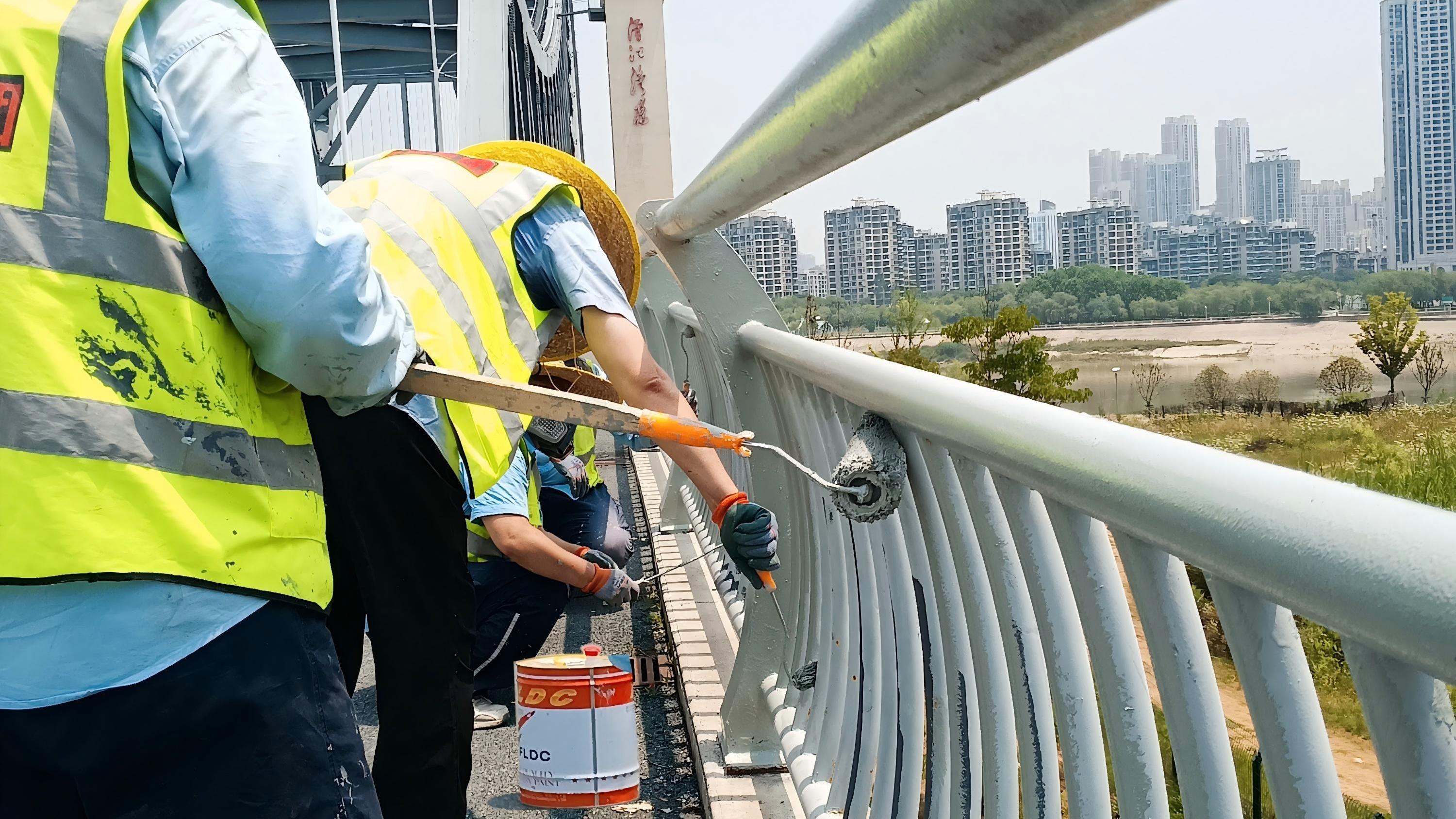 富萊德涂料賦能漢江灣橋金屬護欄翻新