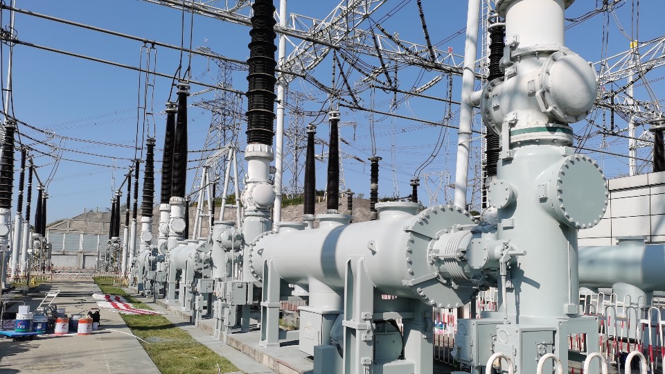 富萊德環(huán)氧富鋅底漆和?；曳济嫫嵩谧冸娬镜碾娏υO(shè)備及支架防腐的成功應(yīng)用