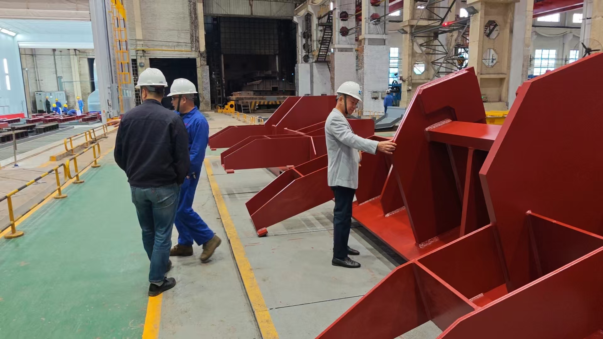 ?湖北富萊德涂料攜團隊赴二重裝備交流匯報，實地見證大型機床鑄鐵件涂刷實況