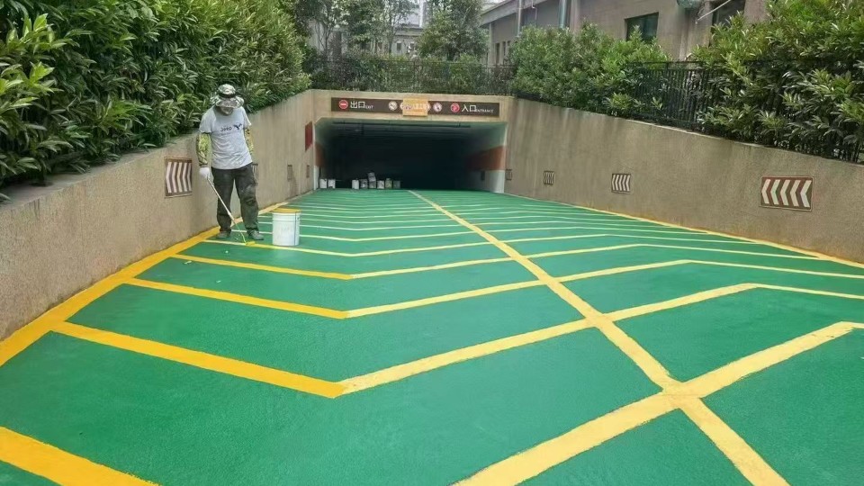 ?解決車道打滑與振動煩惱？富萊德無振動止滑車道地坪漆